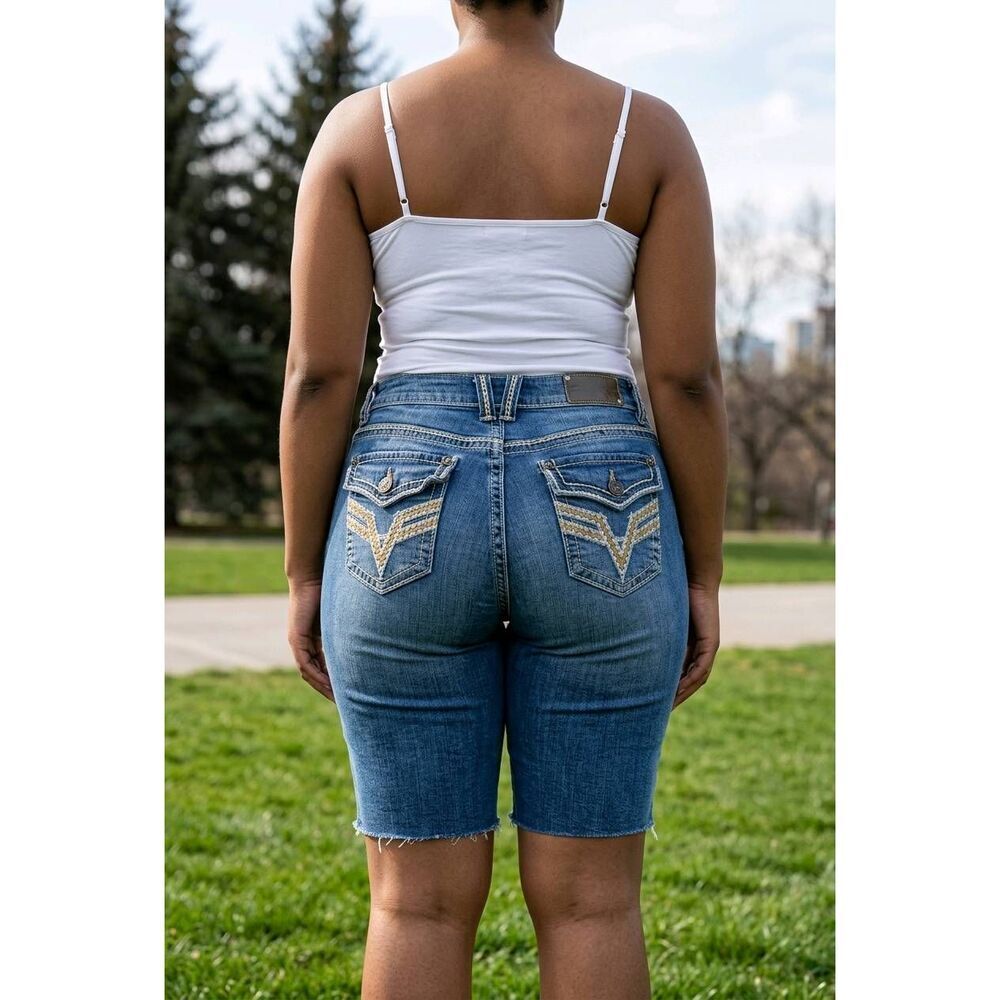 💇‍♀️Vigoss Blue Embroider Button Pocket Raw Hem Denim Shorts Size 18